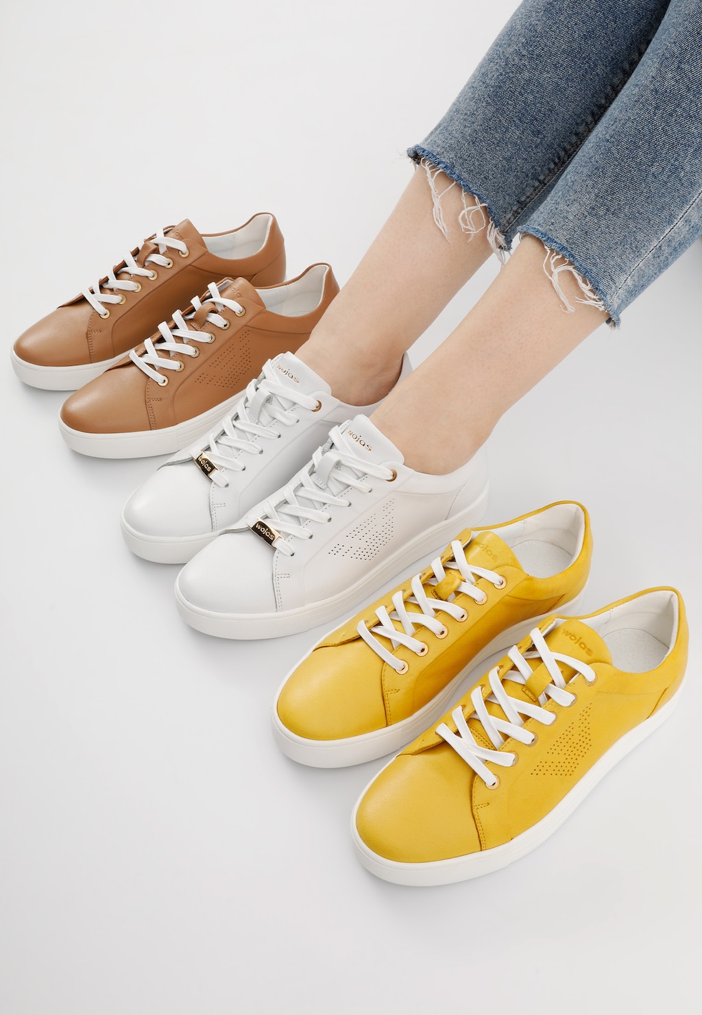 Jednoduché a štýlové dámske sneakersy z bielej kože 46084-59 Widok 1