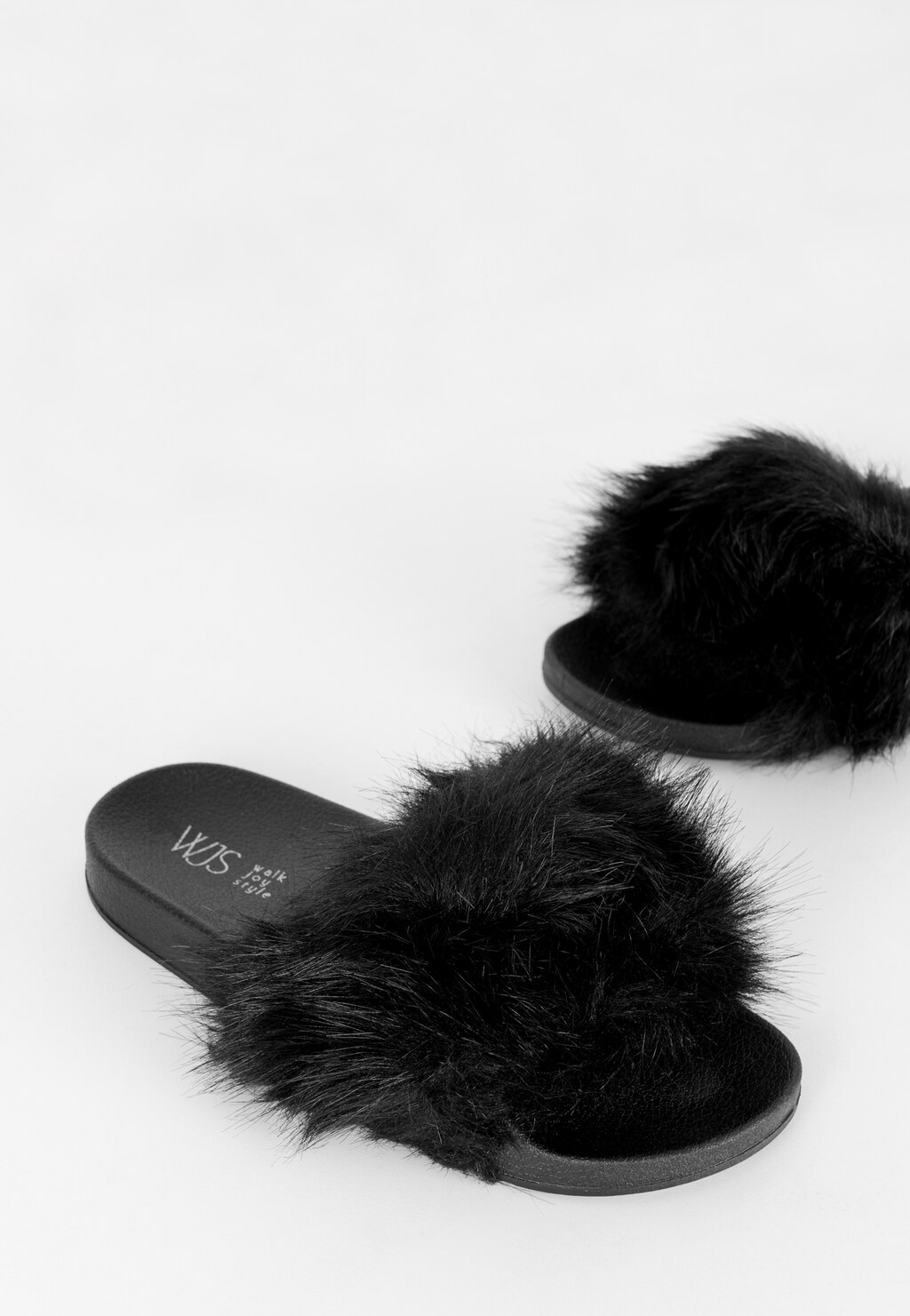 WJS czarne puchate klapki damskie  WJS71008-11 Widok 4