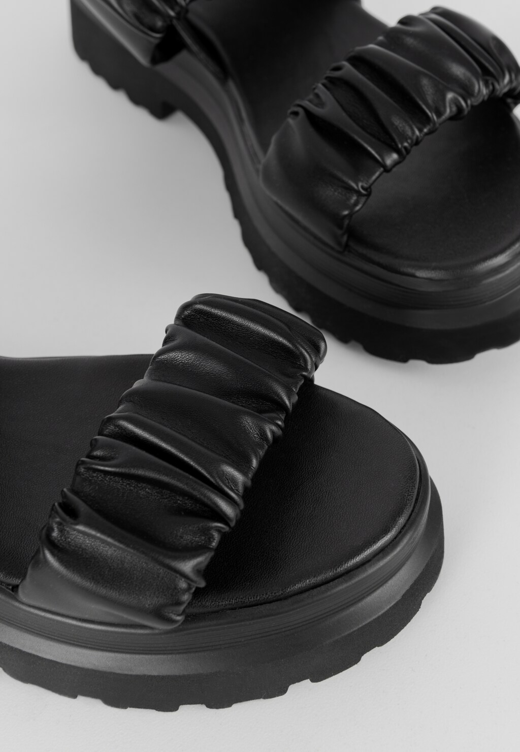 WJS czarne marszczone sandały damskie na platformie WJS74044-51 Widok 4