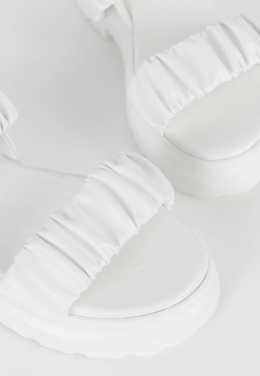 WJS białe sandały damskie na platformie z marszczeniami na paskach WJS74044-59 Widok 4