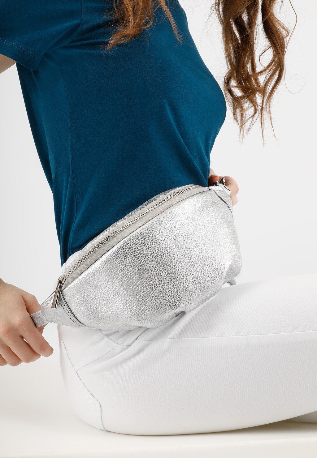 Mała srebrna torebka typu nerka 80035-50 Widok 1