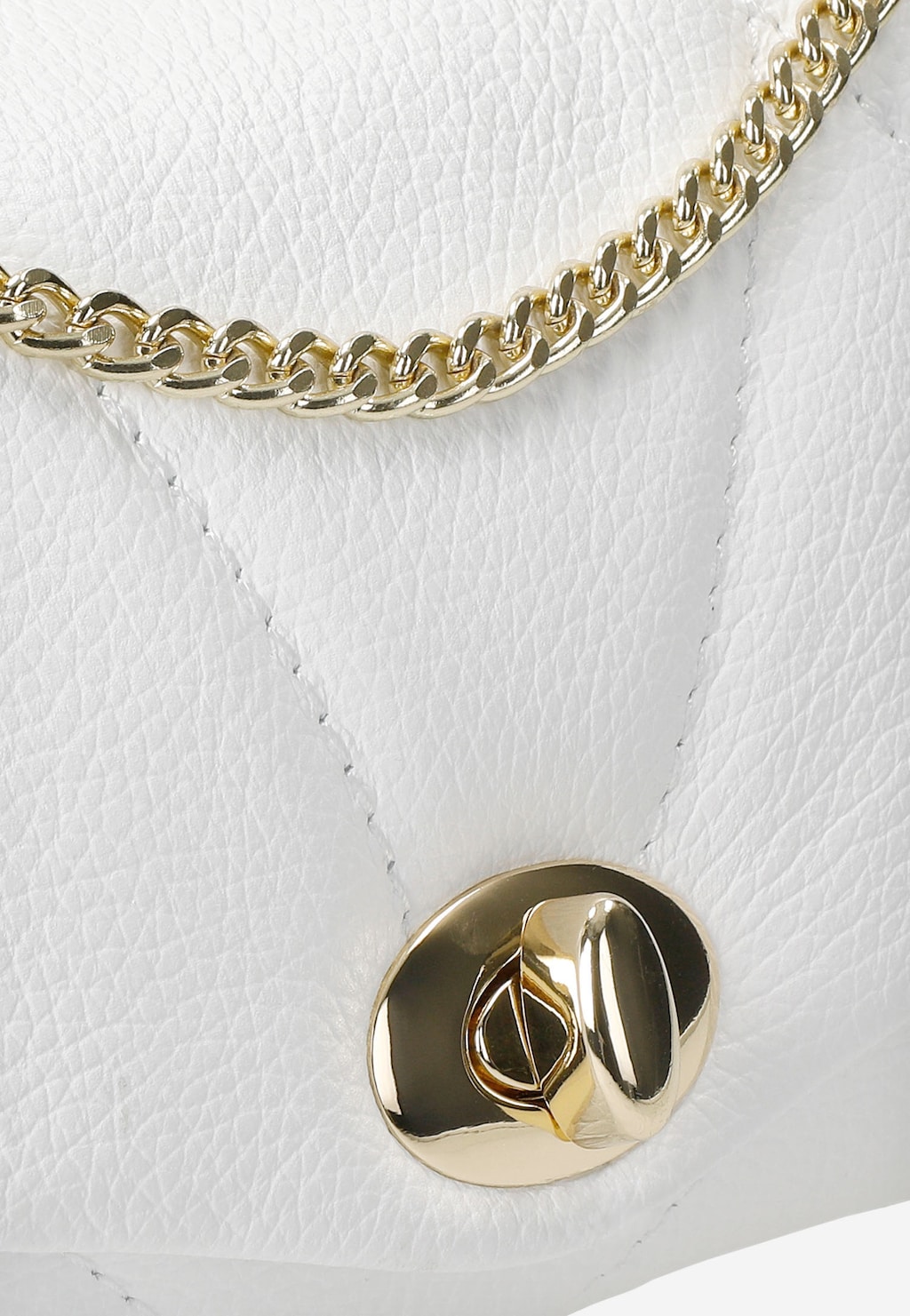 Elegancka biała pikowana torebka Wojas model 80287-50 ze złotym łańcuszkiem i ozdobnym metalowym zapięciem, ukazująca fakturę skóry i luksusowe detale.