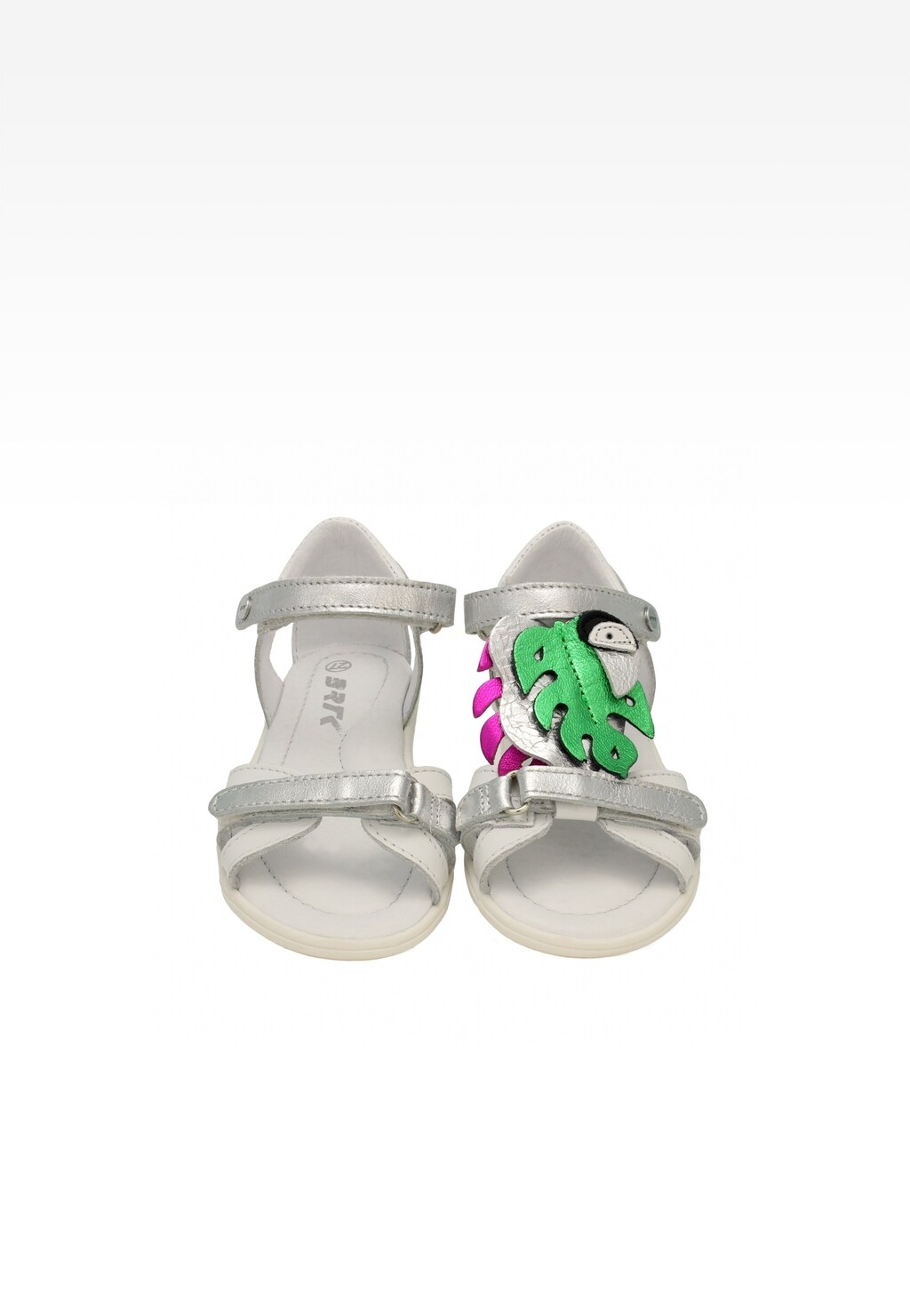 Białe sandały Bartek 16182037 dla dziewczynki z kolorową aplikacją przedstawiającą zielono-różową rybkę, zapinane na rzepy, widok z przodu.