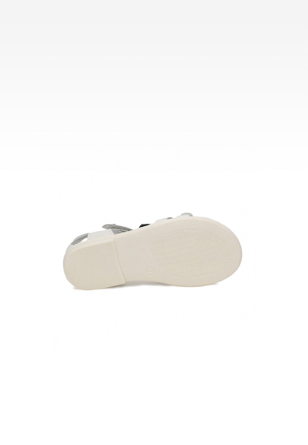 Biała podeszwa sandałów dziewczęcych Bartek 16182037 z charakterystycznym wzorem antypoślizgowym, widoczna od spodu obuwia.