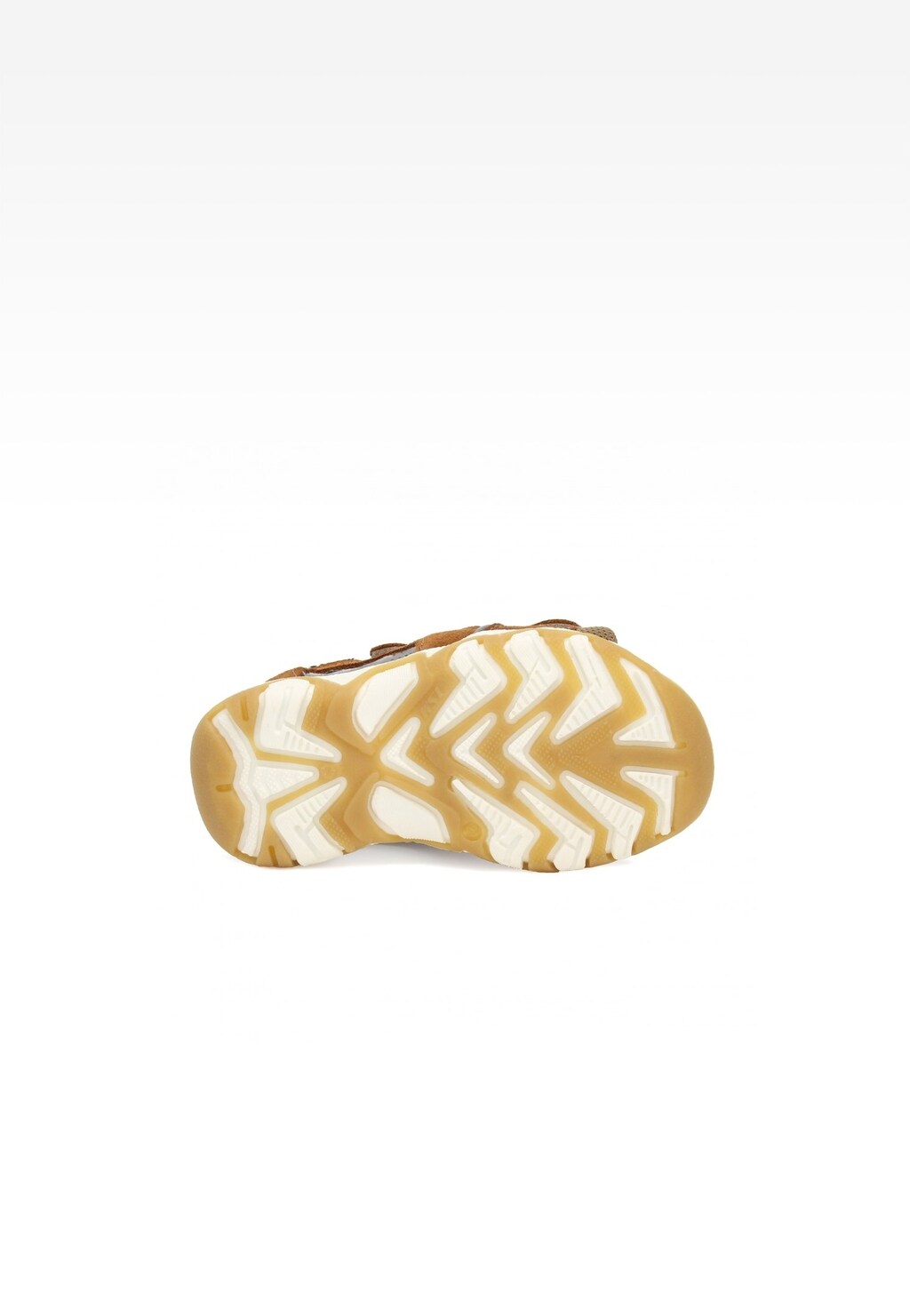 Podeszwa brązowych butów profilaktycznych Bartek 116120-04 dla chłopców z charakterystycznym wzorem bieżnika zapewniającym przyczepność.