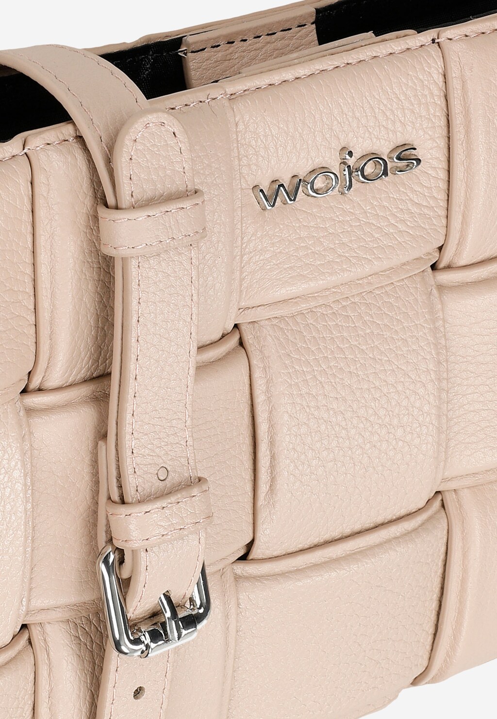 Beżowa torebka Wojas model 80235-54 z plecionej skóry licowej, widoczny fragment z charakterystycznym zapięciem na klamrę i metalowe logo marki.