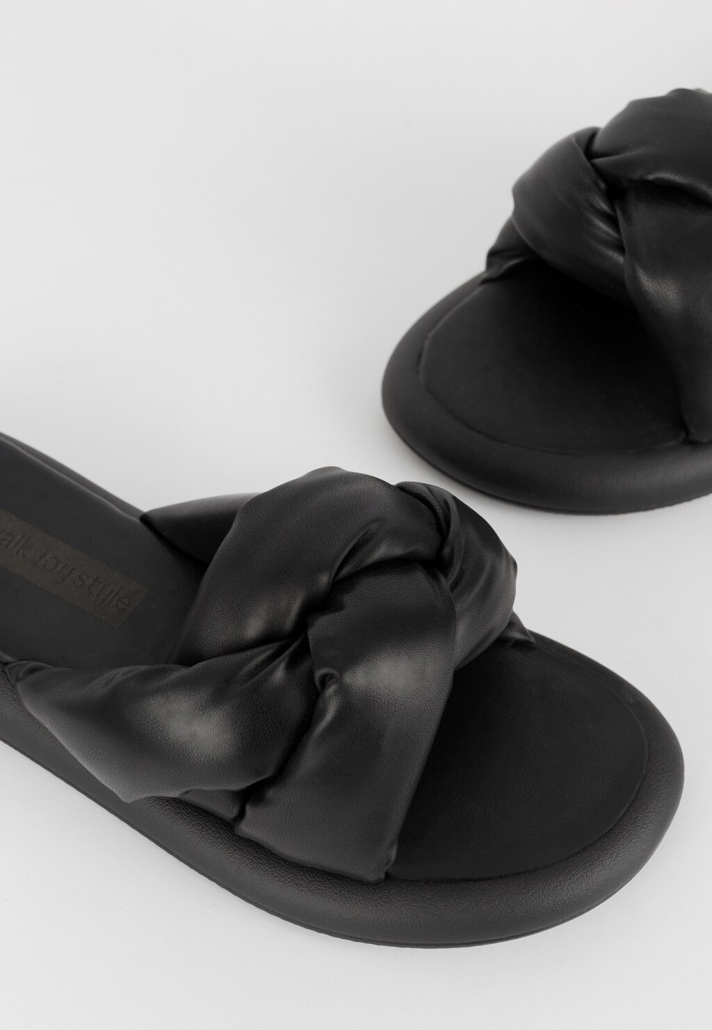 Trendy letní černé pantofle dámské s plochou podrážkou WJS71042-51 Widok 5