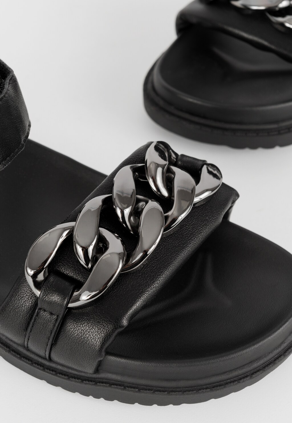 Praktické, pohodlné a moderné čierne dámske sandále WJS74003-51 Widok 4