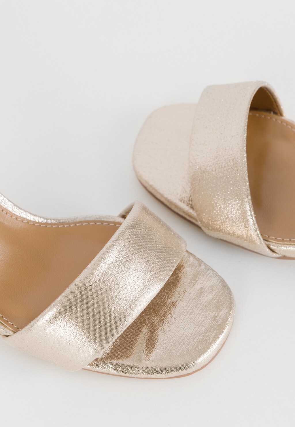 Párty sandále na podpätku v žiarivej zlatej farbe WJS74050-18 Widok 3