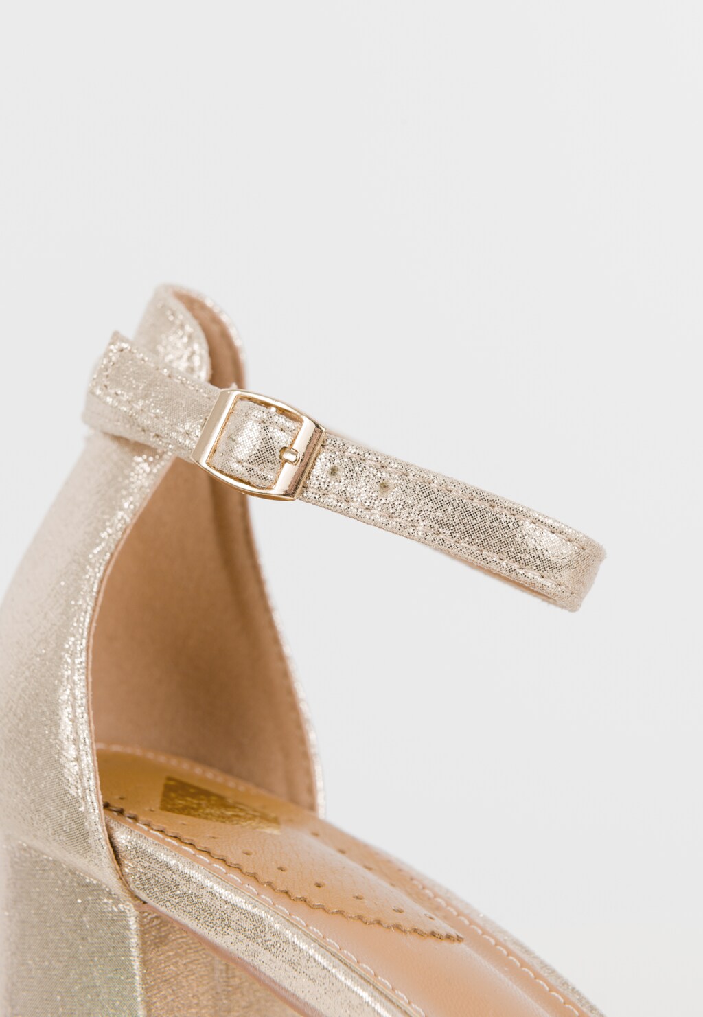 Párty sandále na podpätku v žiarivej zlatej farbe WJS74050-18 Widok 4