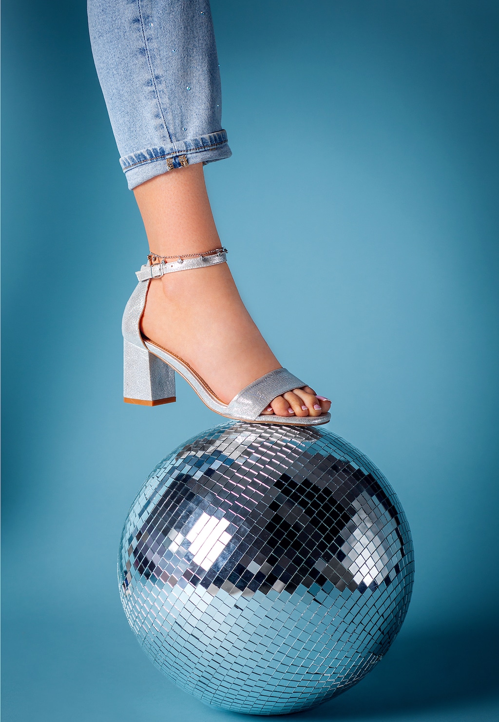 Strieborné letné sandále nesmú chýbať na žiadnej párty WJS74050-19 Widok 1