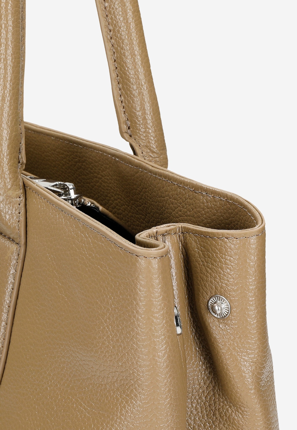 Beżowa torebka damska Wojas model 80236-54 z teksturowanej skóry, z widocznym zapięciem oraz metalowym detalem, pokazana z zbliżenia na fragment z długą rączką.