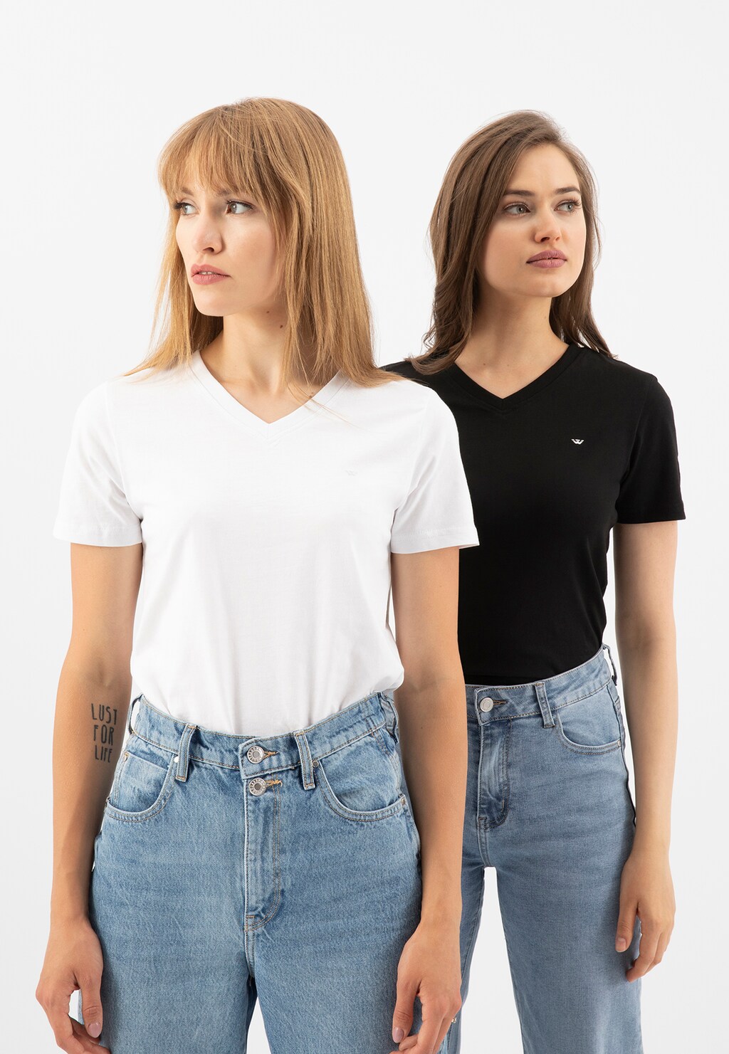 Czarna koszulka damska z dekoltem w serek 98014-81 Widok 4