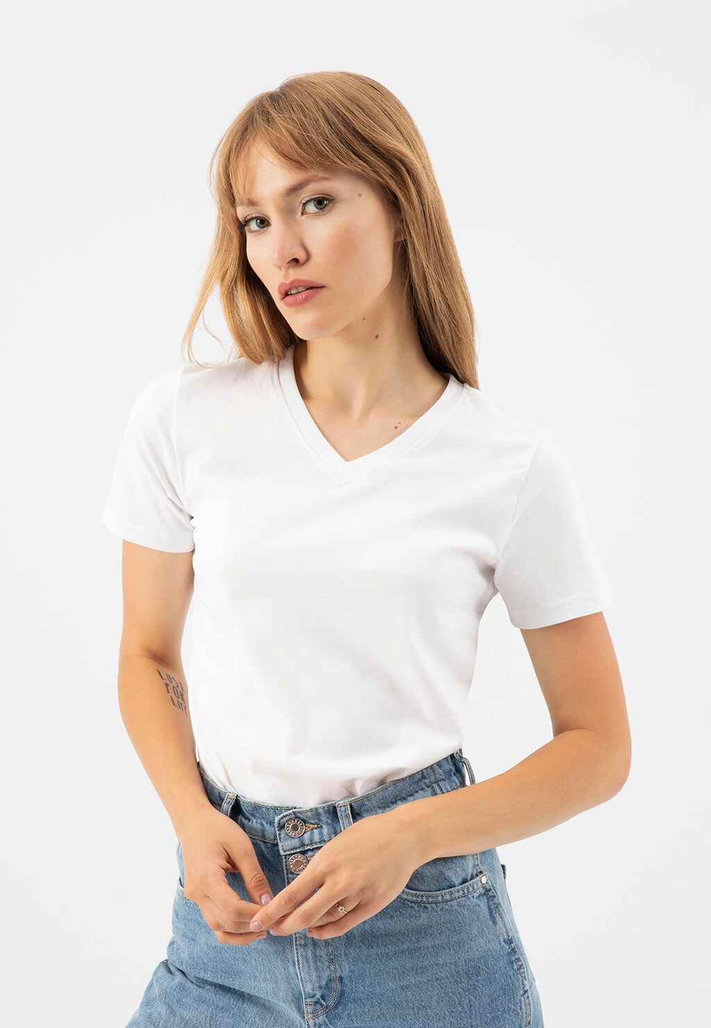 Damska koszulka z dekoltem w serek i srebrnym logo 98014-89 Widok 2