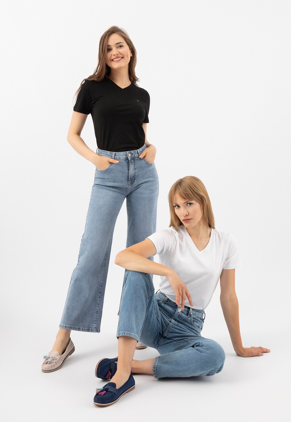 Damska koszulka z dekoltem w serek i srebrnym logo 98014-89 Widok 3