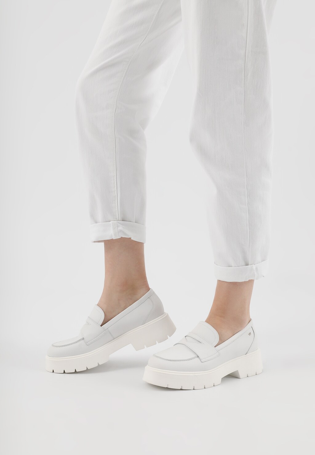 Białe mokasyny damskie z lekką podeszwą 46154-59 Widok 9
