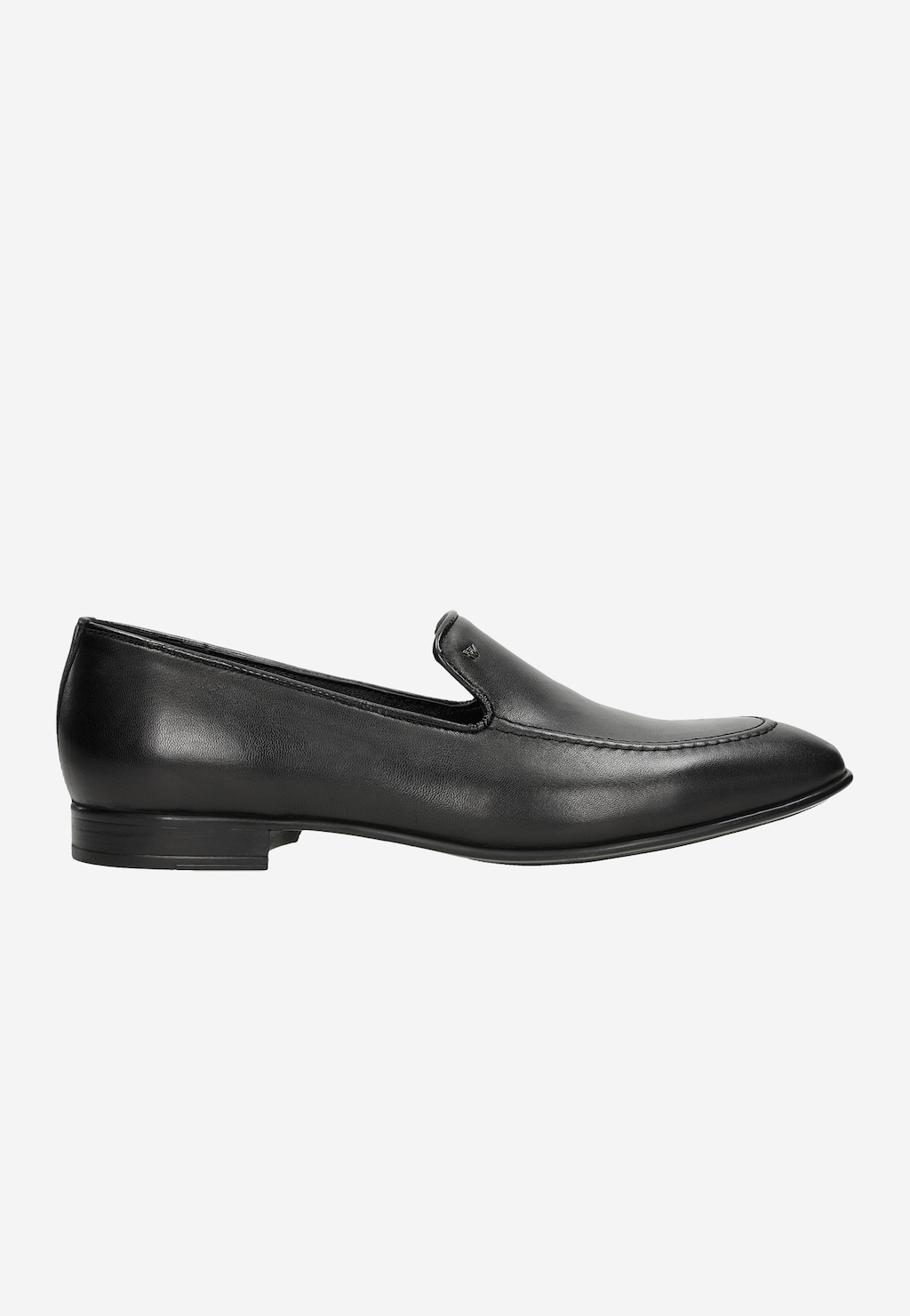 Eleganckie czarne loafersy męskie Wojas model 10004-51 z apron toe, wykonane z gładkiej skóry, widok z boku ukazujący wsuwany fason i niski obcas.
