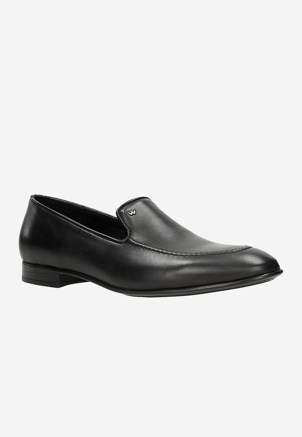 Eleganckie czarne loafersy męskie Wojas model 10004-51 w stylu apron toe, wykonane z gładkiej skóry, z charakterystycznym logo na przodzie buta.