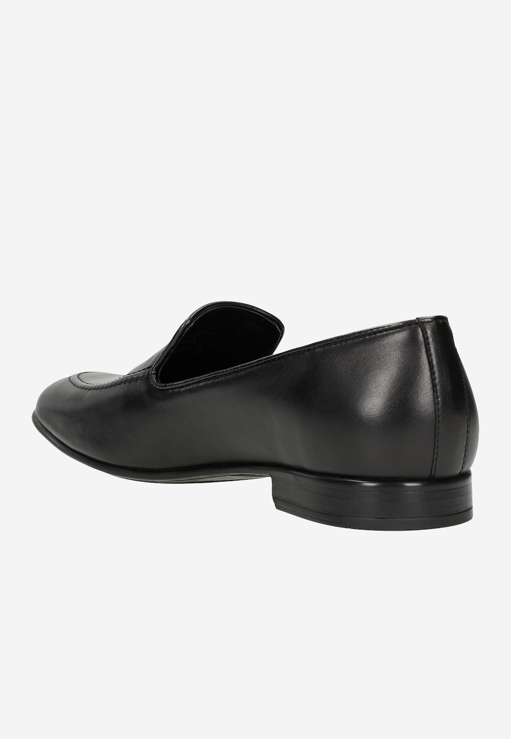 Czarne męskie loafersy Wojas model 10004-51 z typu apron toe, wykonane z gładkiej skóry, ukazane z boku, podkreślające elegancki, wsuwany fason i niski obcas.
