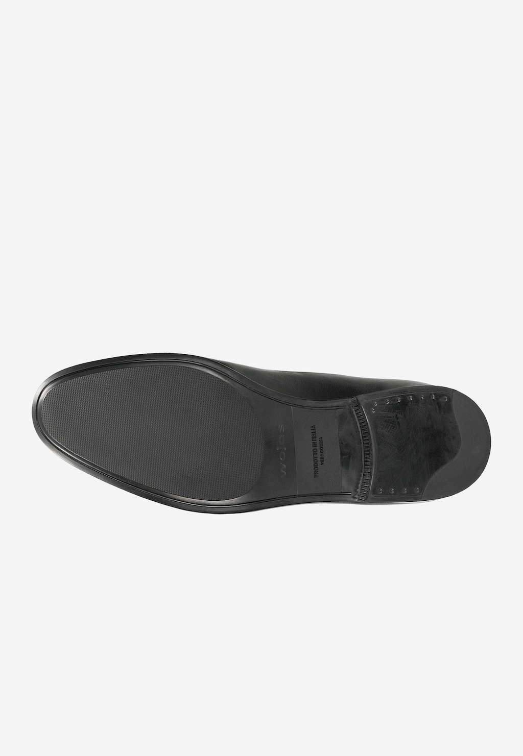 Czarne wsuwane loafersy męskie Wojas model 10004-51 z apron toe, widok od spodu podeszwy z charakterystycznym wzorem antypoślizgowym i logo marki.