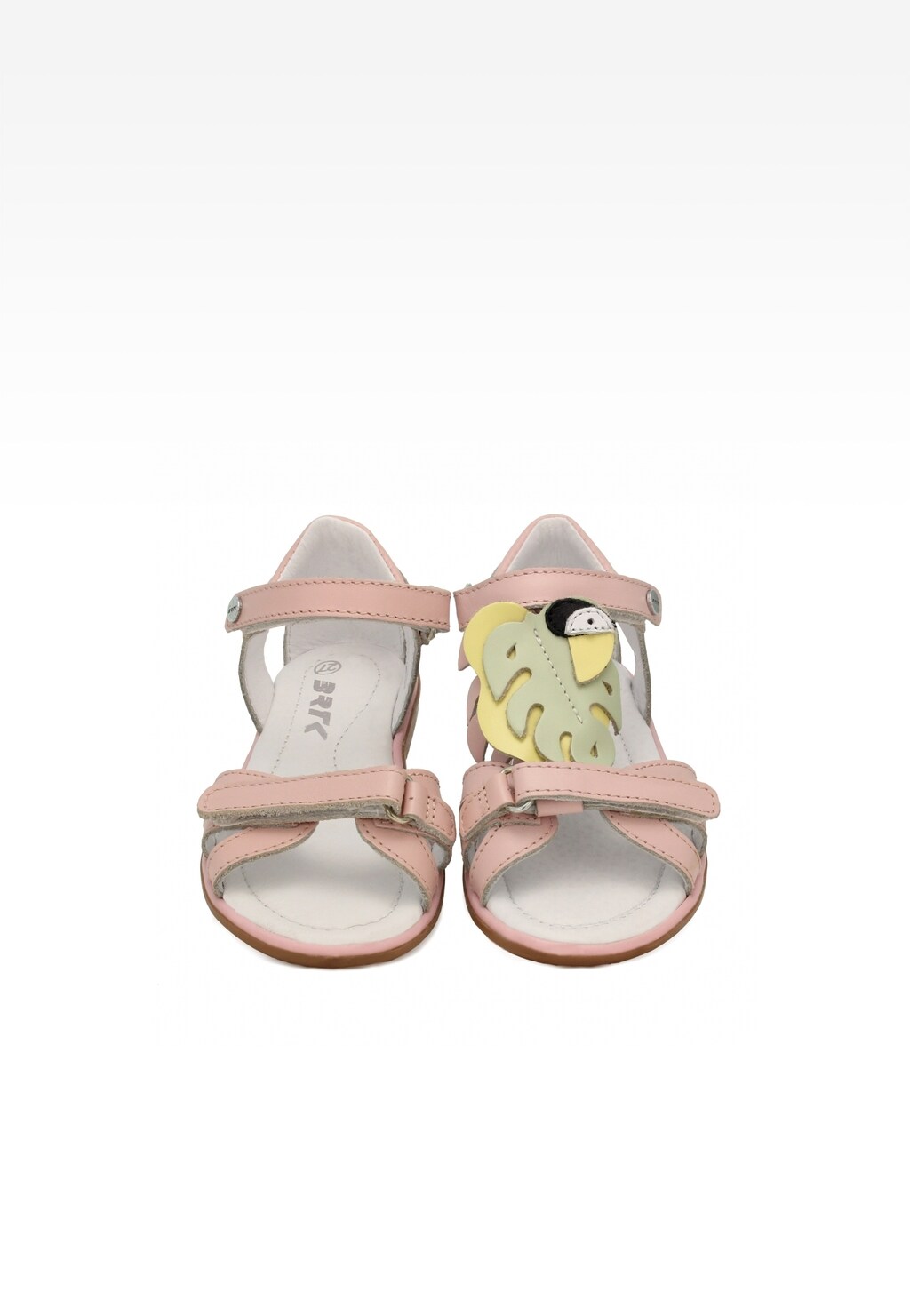 Jasnoróżowe sandały dziecięce Bartek 19182036 dla dziewcząt z ozdobną aplikacją papugi w żółto-zielonych kolorach, zapinane na dwa regulowane paski.