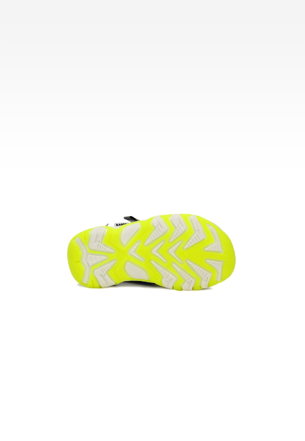 Podeszwa sandałów chłopięcych BARTEK 115990-04 w kolorze szarym, z charakterystycznym jaskrawożółtym bieżnikiem i białym wzorem zapewniającym przyczepność.