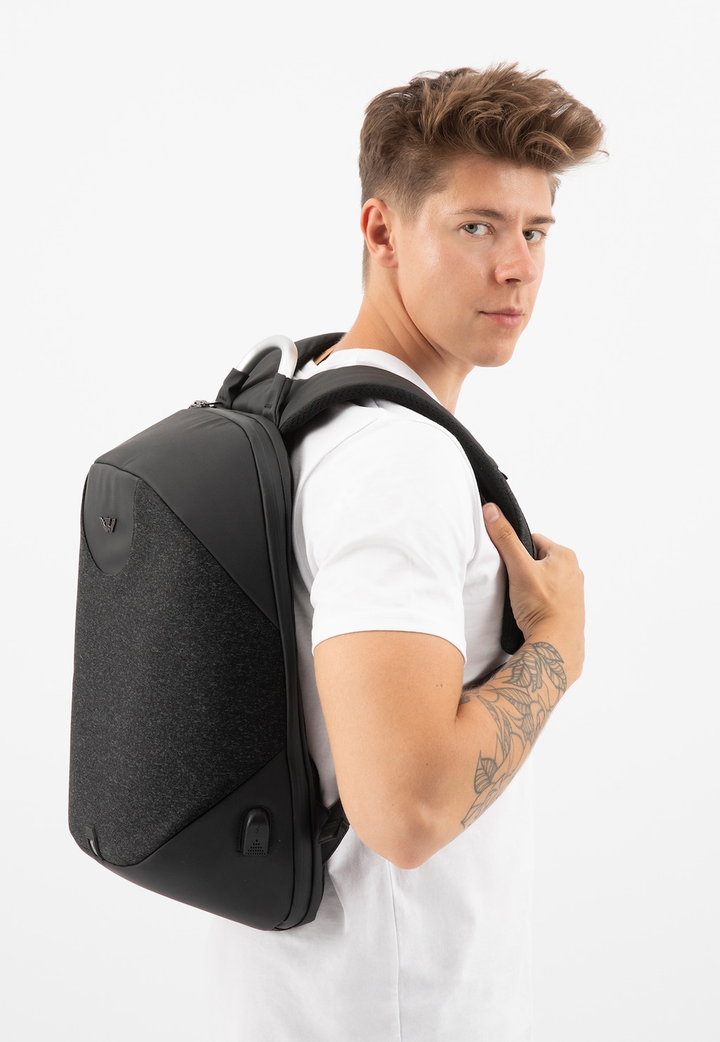 Czarny plecak miejski na laptopa 15,6 cali z gniazdem USB i wmontowanym kablem 80213-11 Widok 1