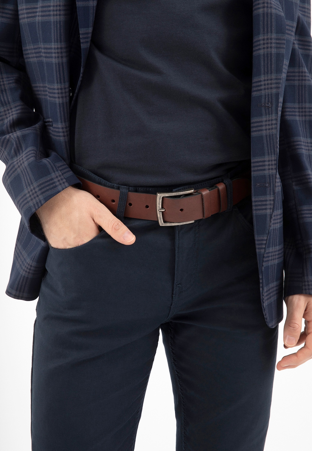 Brązowy pasek męski Wojas model 93016-52 z gładkiej skóry licowej z metalową klamrą, widoczny na osobie w eleganckiej marynarce w kratę i granatowych spodniach.