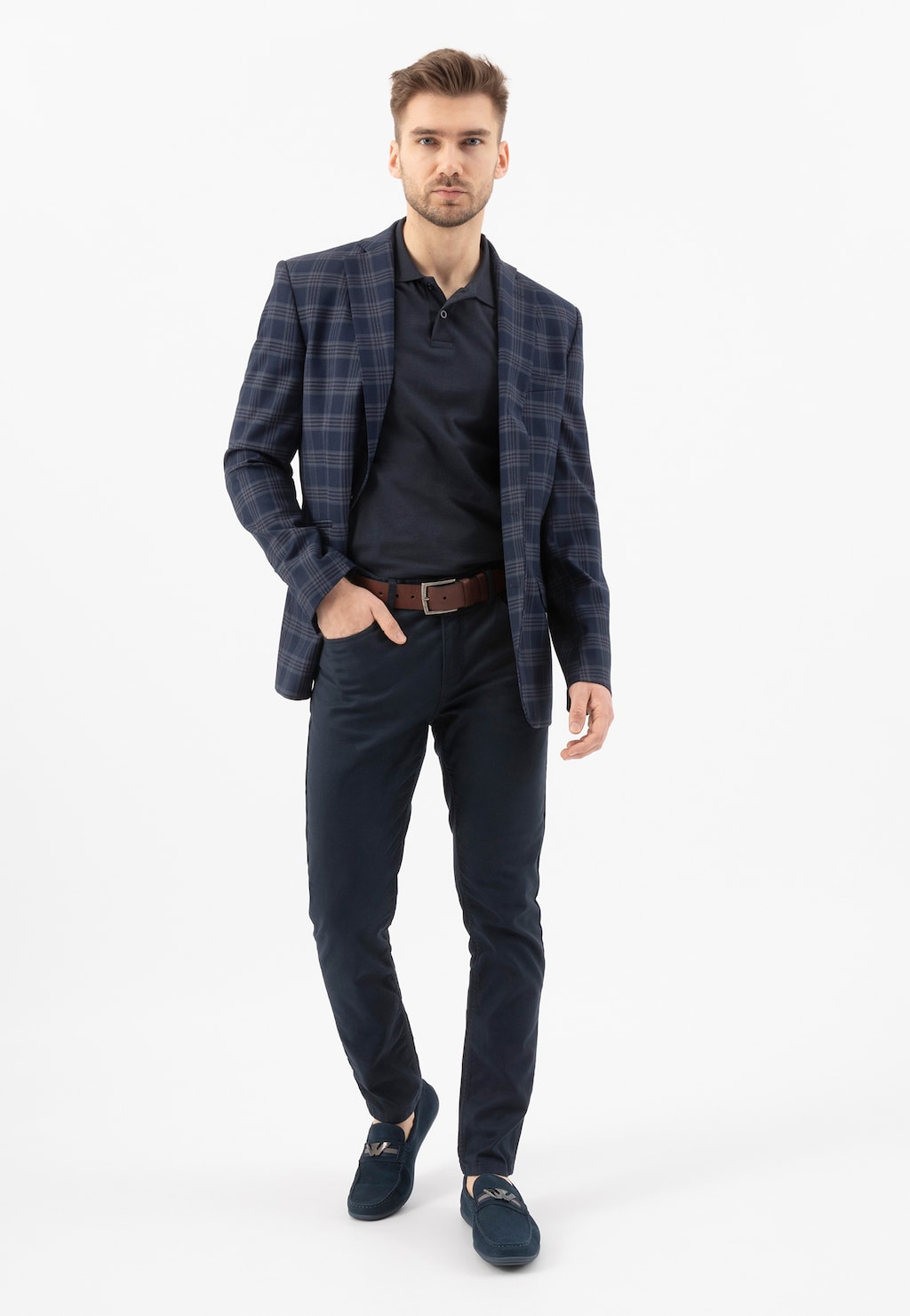 Elegancki brązowy pasek męski Wojas 93016-52 ze skóry licowej, idealny dodatek do garnituru. Widoczny na modelu z granatową marynarką w kratę.