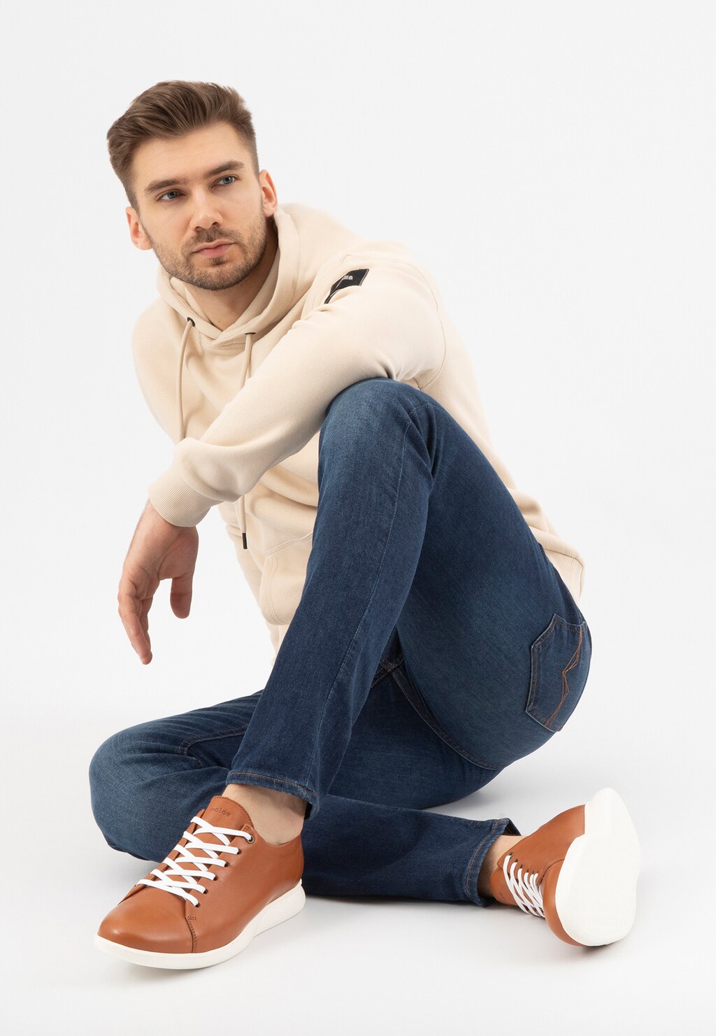 Jasnobrązowe trampki męskie z białymi sznurówkami 10028-53 Widok 7