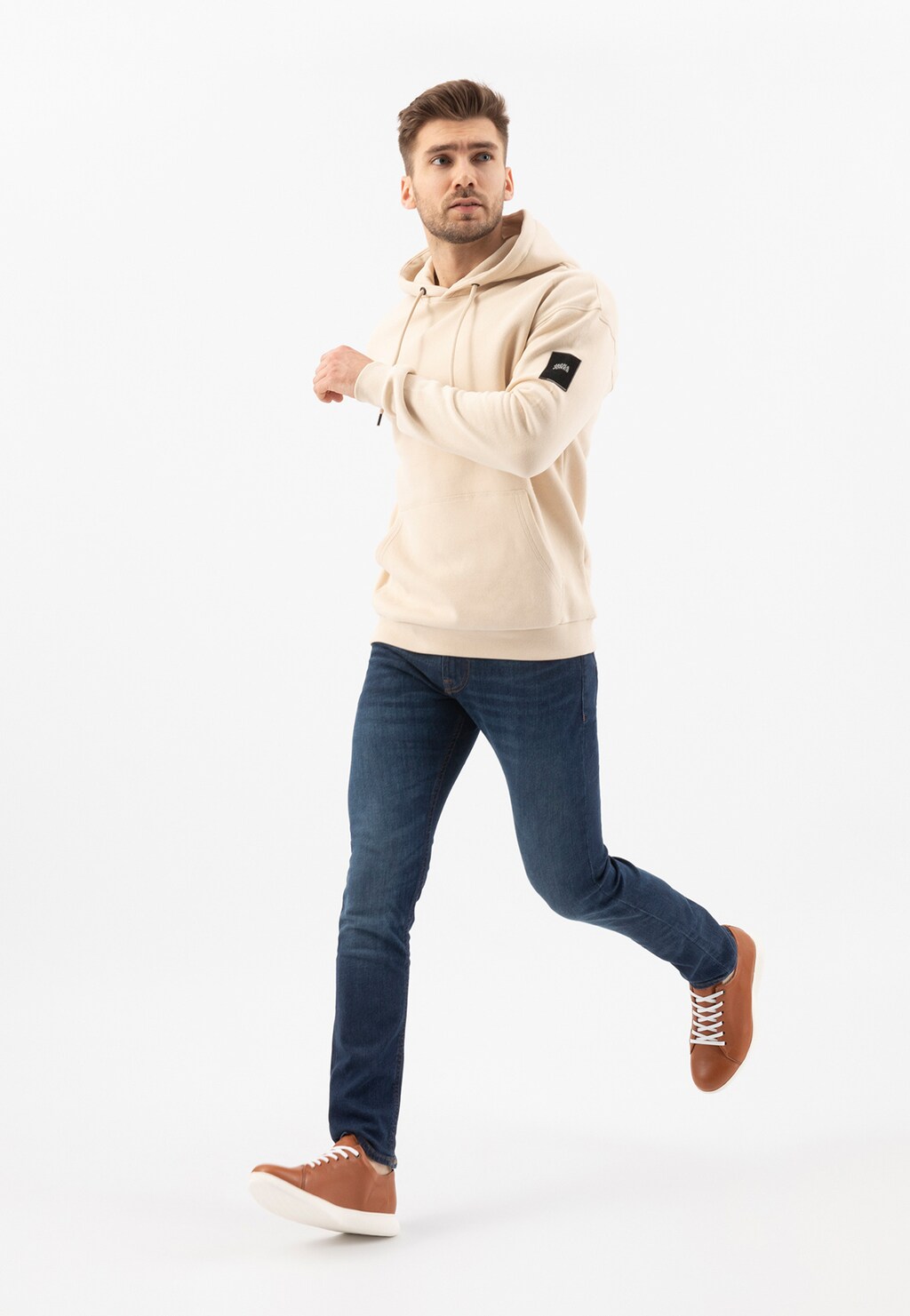 Jasnobrązowe trampki męskie z białymi sznurówkami 10028-53 Widok 8