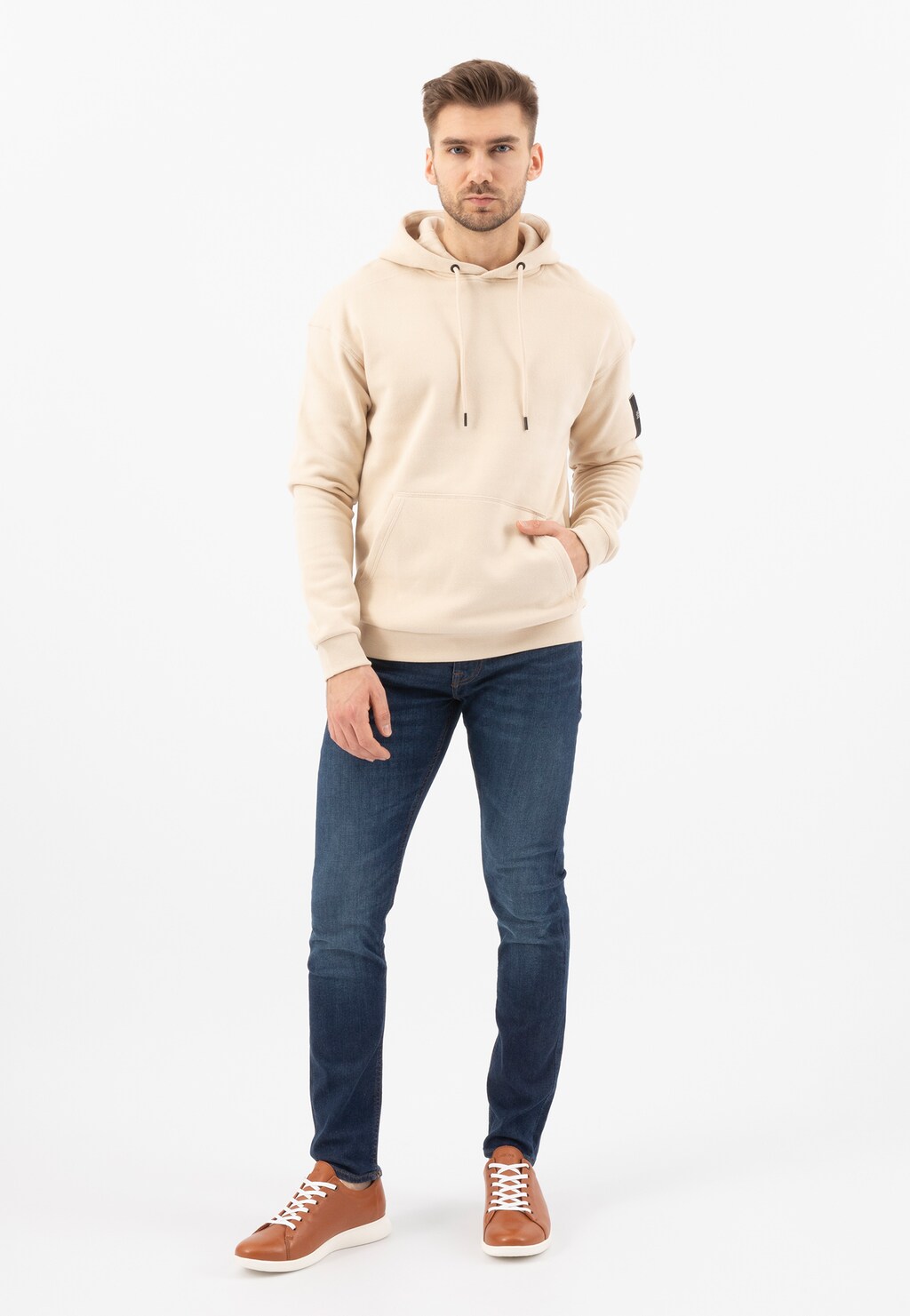 Jasnobrązowe trampki męskie z białymi sznurówkami 10028-53 Widok 10