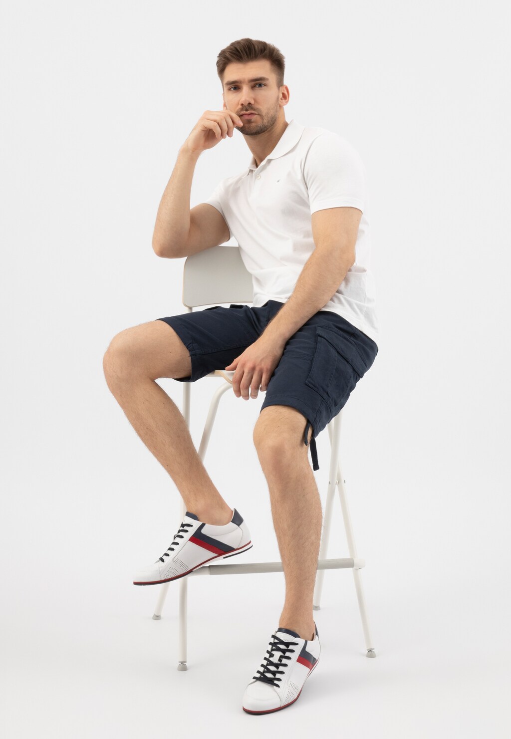 Białe sneakersy męskie z granatowymi i czerwonymi elementami 9017-50 Widok 8