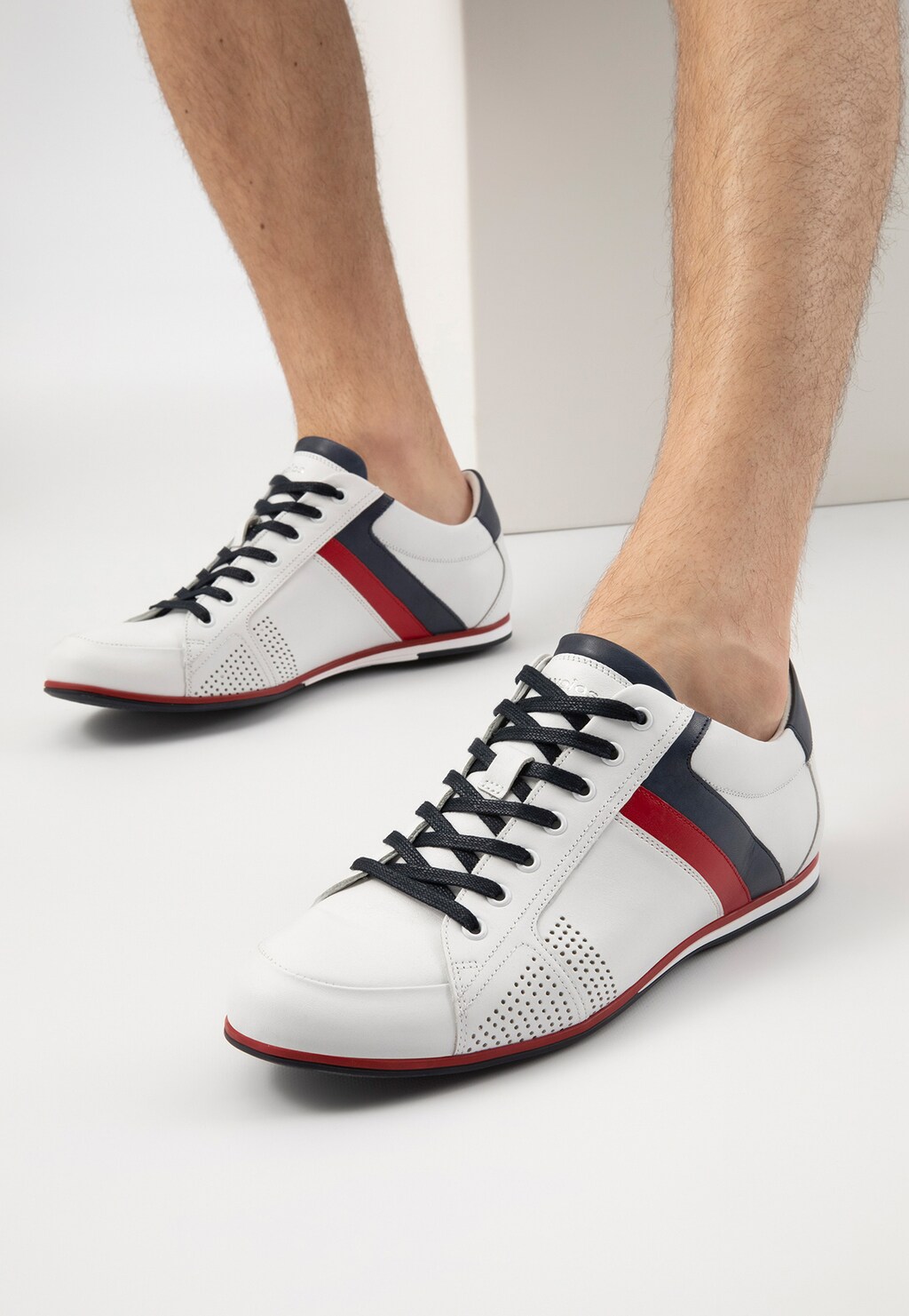 Białe sneakersy męskie z granatowymi i czerwonymi elementami 9017-50 Widok 9