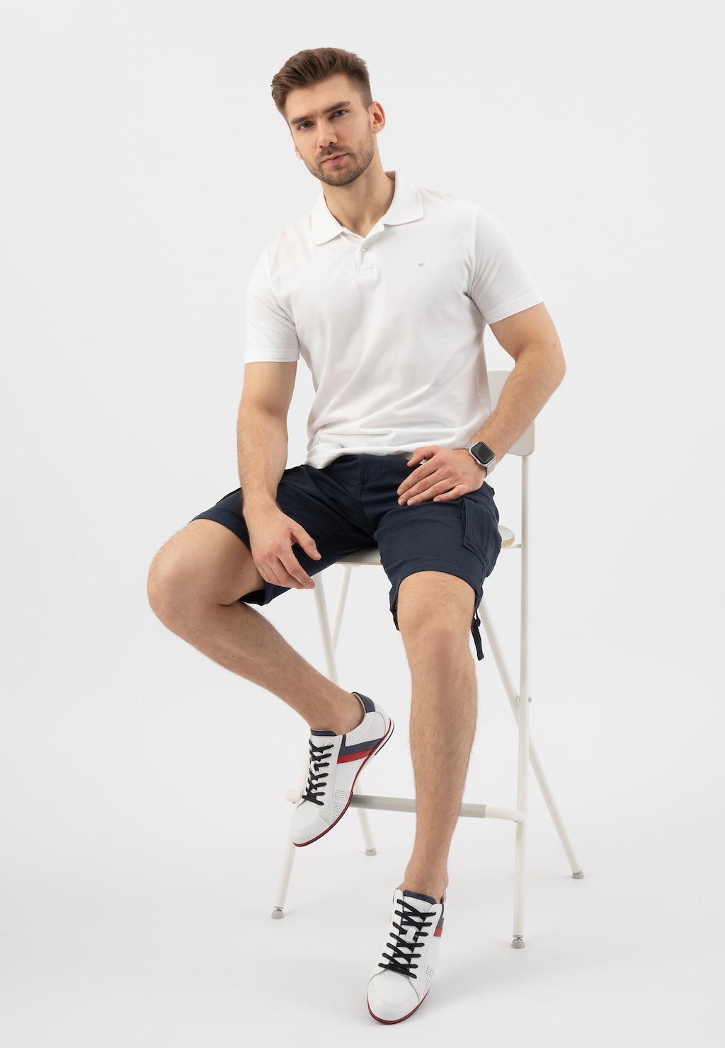 Białe sneakersy męskie z granatowymi i czerwonymi elementami 9017-50 Widok 1