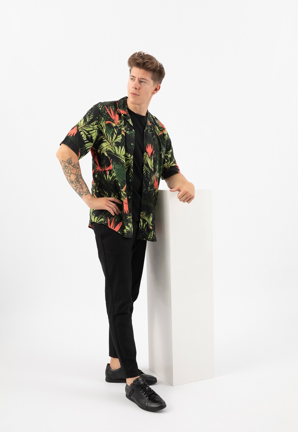 Pánske elegantné tenisky z nadčasovej čiernej kože 10052-81 Widok 7