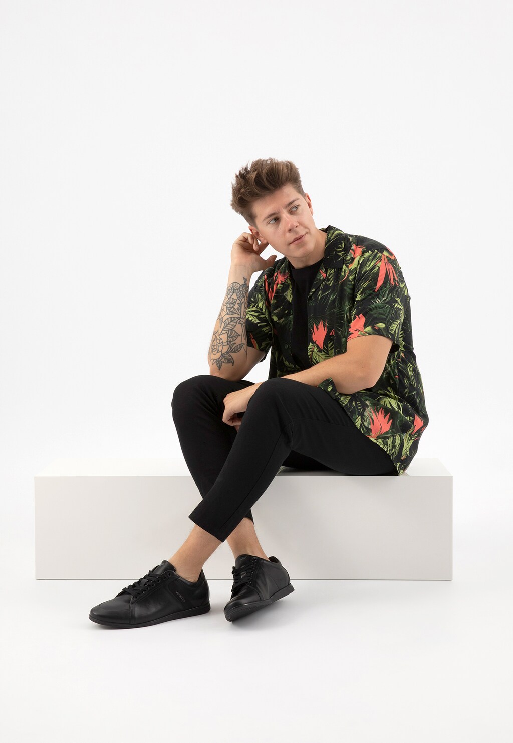 Pánske elegantné tenisky z nadčasovej čiernej kože 10052-81 Widok 1