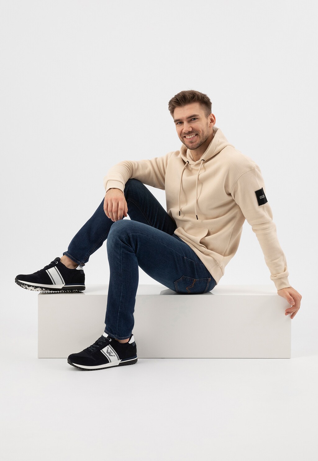 Granatowo-białe sneakersy męskie z monogramem 10090-66 Widok 7