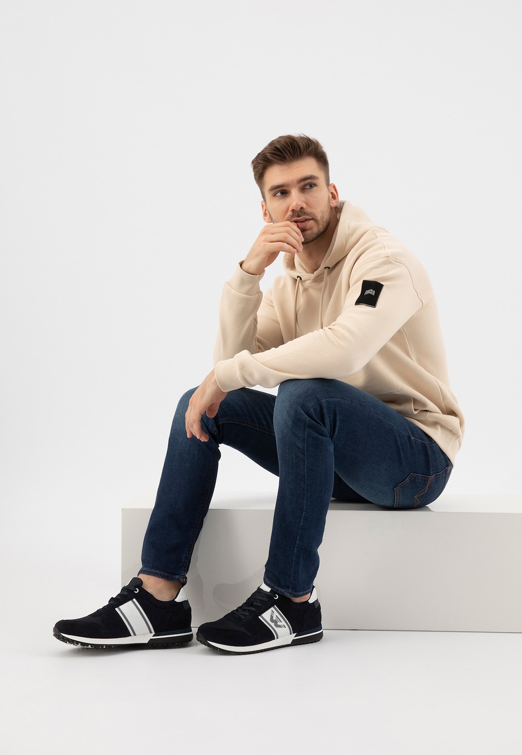 Granatowo-białe sneakersy męskie z monogramem 10090-66 Widok 1