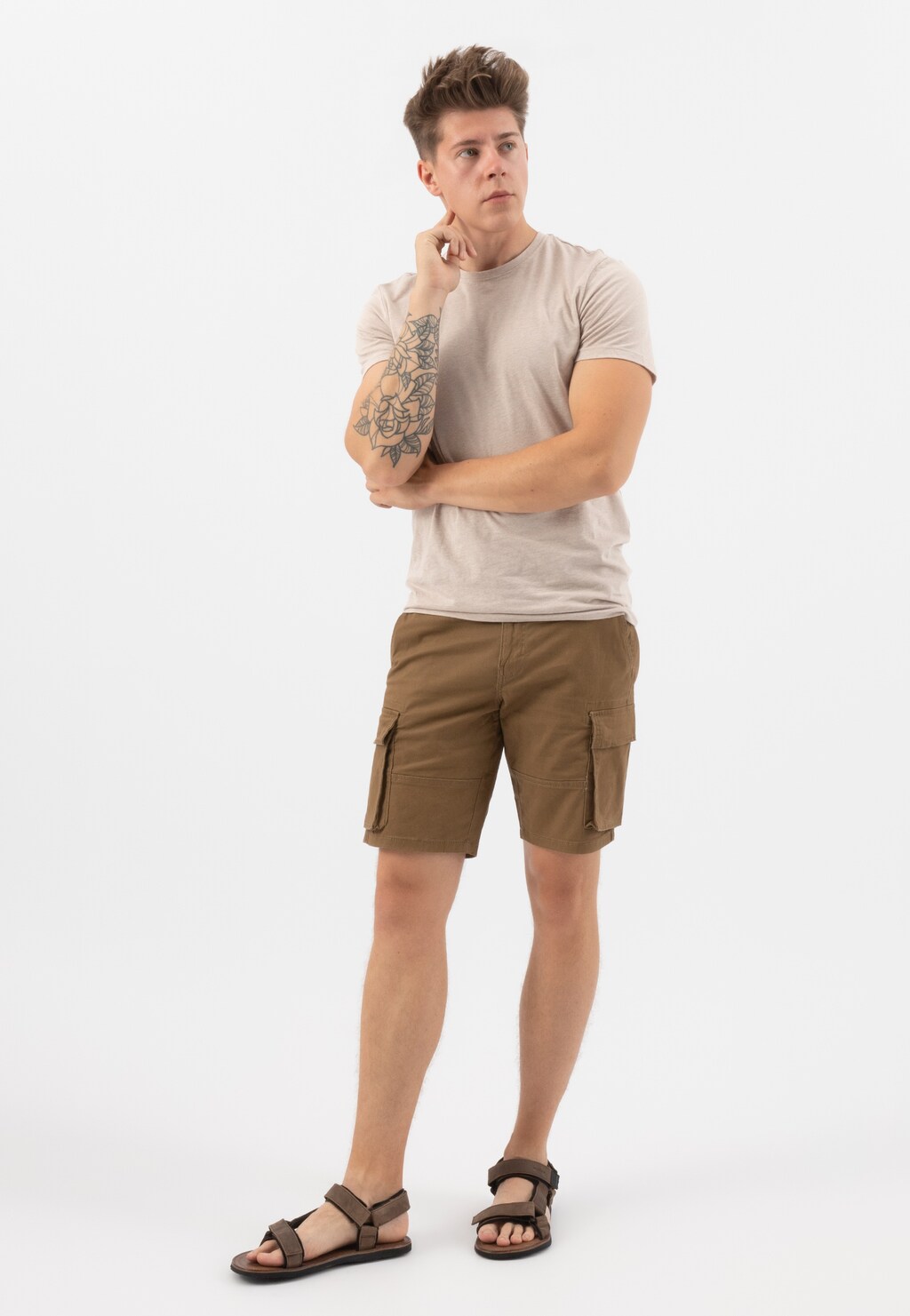 Mężczyzna w jasnej koszulce i brązowych szortach prezentujący brązowe sandały męskie Wojas 29003-92 ze skóry crazy horse, widok pełnej sylwetki w pozycji stojącej.