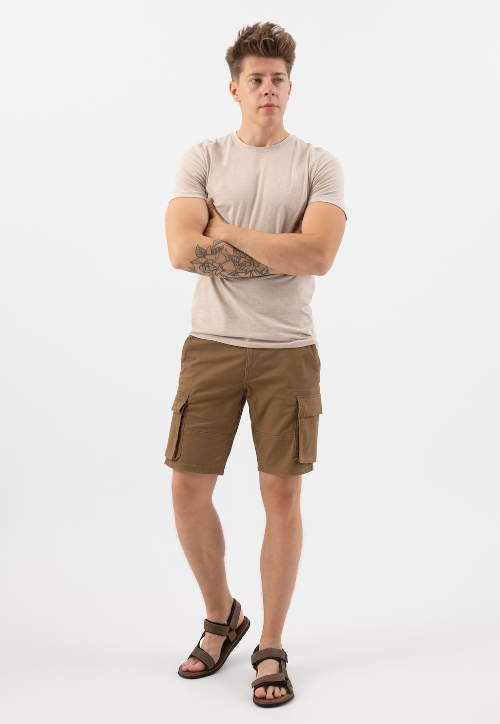 Mężczyzna w beżowej koszulce i brązowych szortach prezentujący brązowe sandały męskie Wojas ze skóry crazy horse model 29003-92 na jasnym tle.