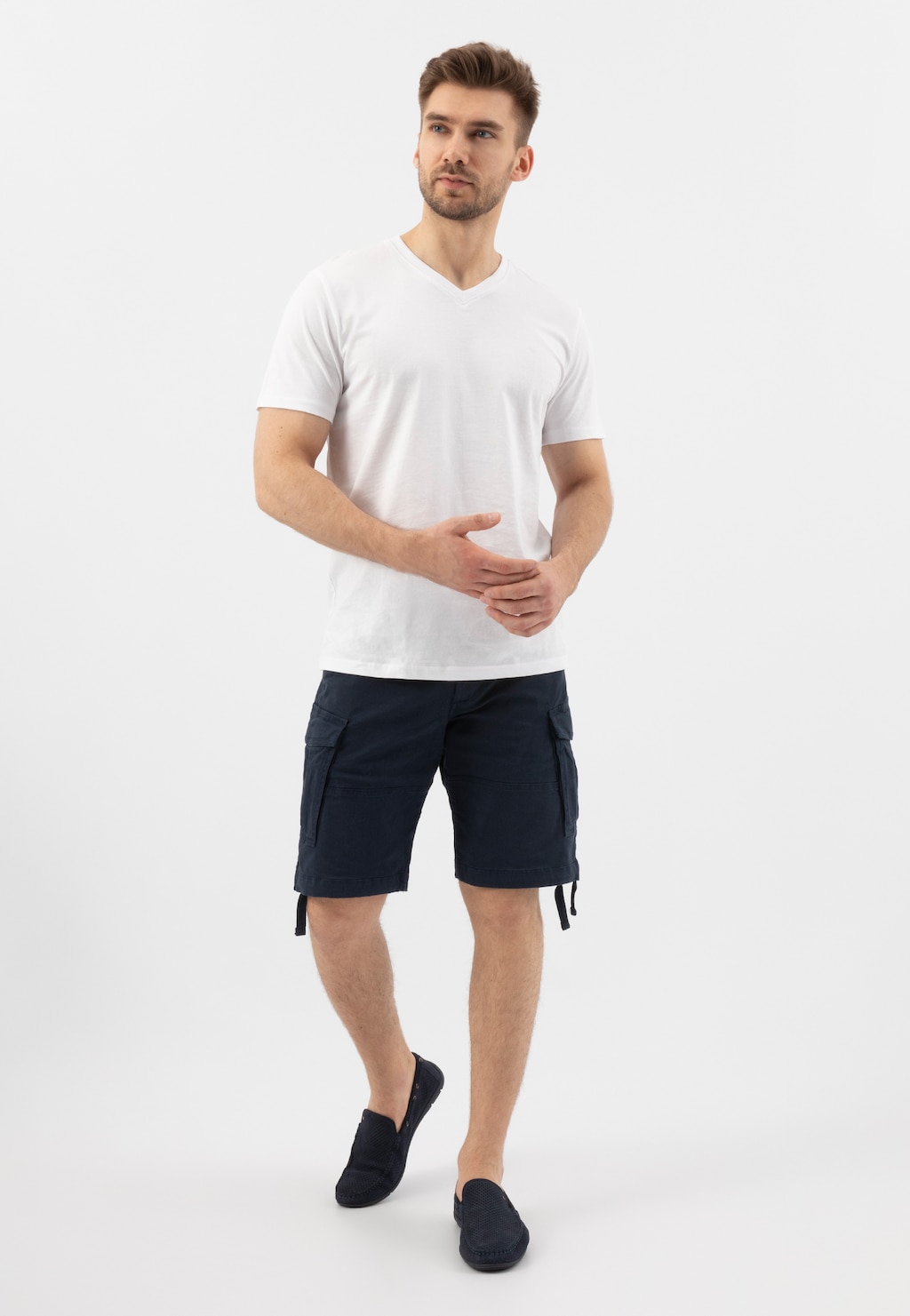 Granatowe mokasyny męskie Wojas 10103-26 z perforowaną skórą nubukową, prezentowane na modelu ubranym w białą koszulkę i granatowe szorty.