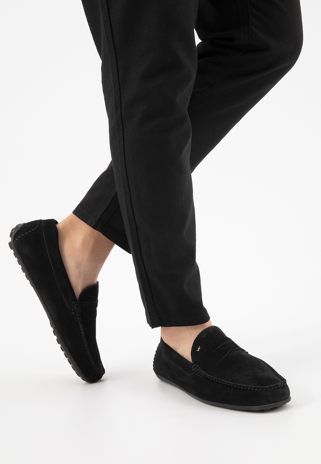 Czarne mokasyny męskie Wojas model 10116-61 w stylu casual na nodze mężczyzny w czarnych spodniach, widok z boku pokazujący elegancki, wygodny design.