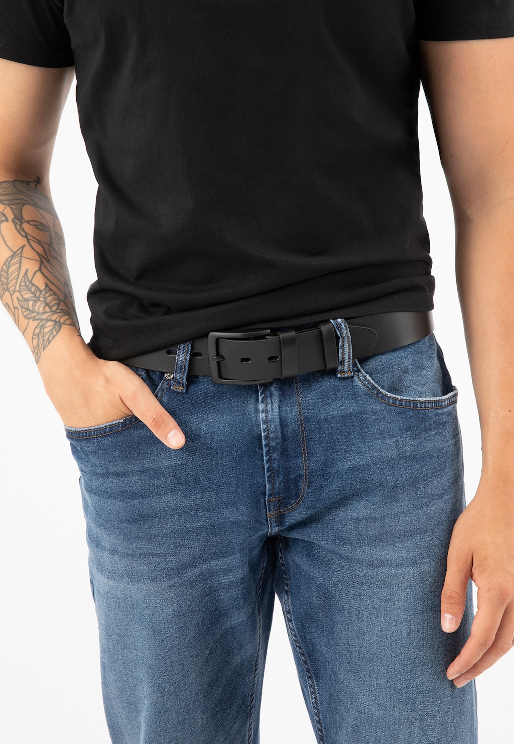 Elegancki czarny pasek męski Wojas 93047-51 z prostokątną klamrą, widoczny na modelu noszącym czarną koszulkę i niebieskie jeansy, idealny dodatek do codziennych stylizacji.