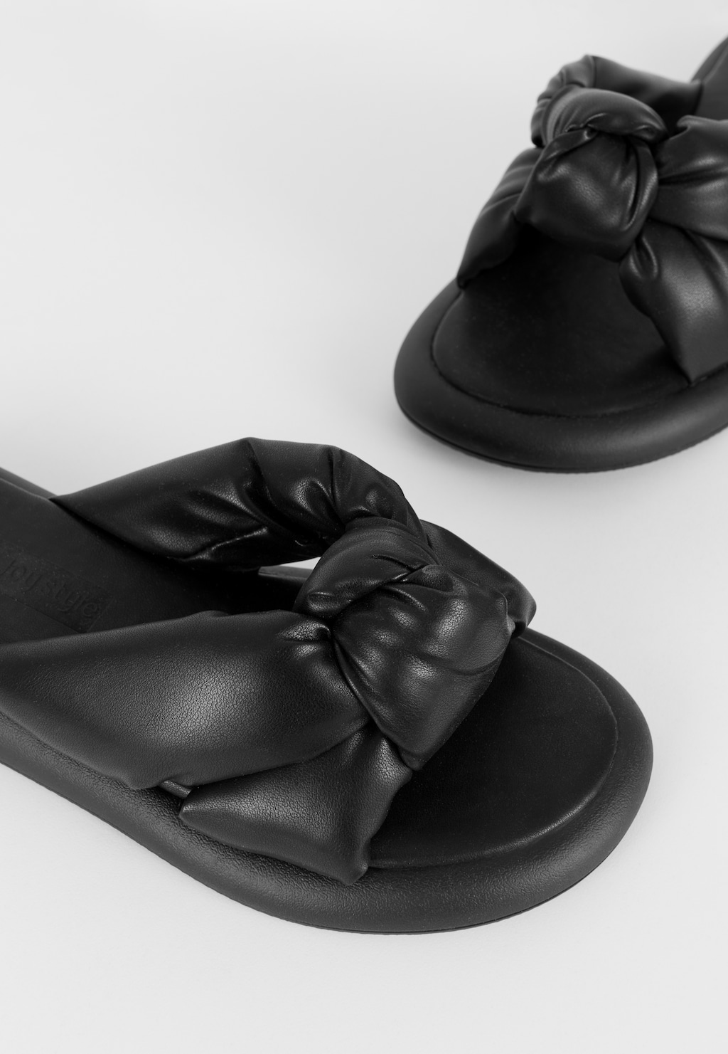 WJS czarne klapki damskie z węzłem na paskach WJS71041-51 Widok 3