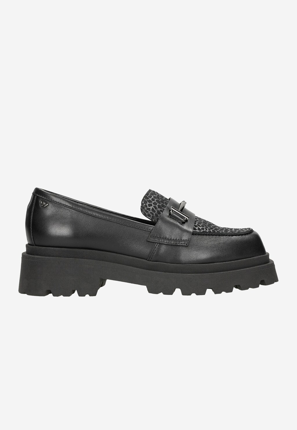 Czarne damskie mokasyny Wojas model 46188-71 z ozdobnym motywem w cętki i metalowym elementem horsebit na cholewce, na masywnej podeszwie z bieżnikiem.