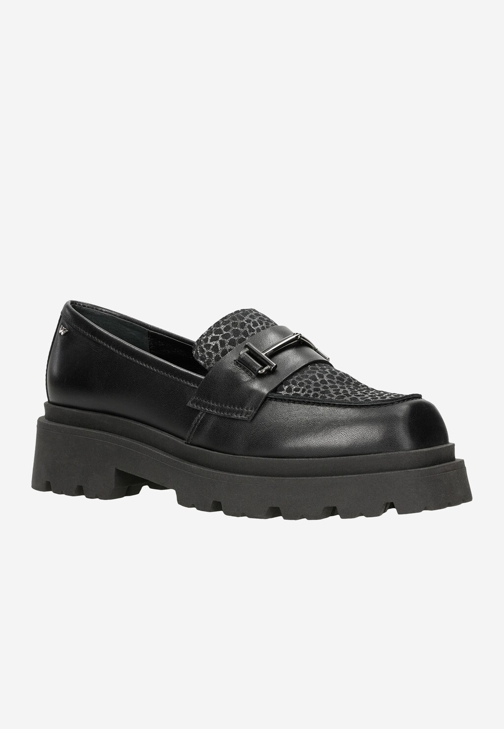 Czarne damskie mokasyny Wojas 46188-71 z ozdobnym motywem w cętki, metalowym detalem horsebit na przodzie i grubą, profilowaną podeszwą, widoczne z boku.