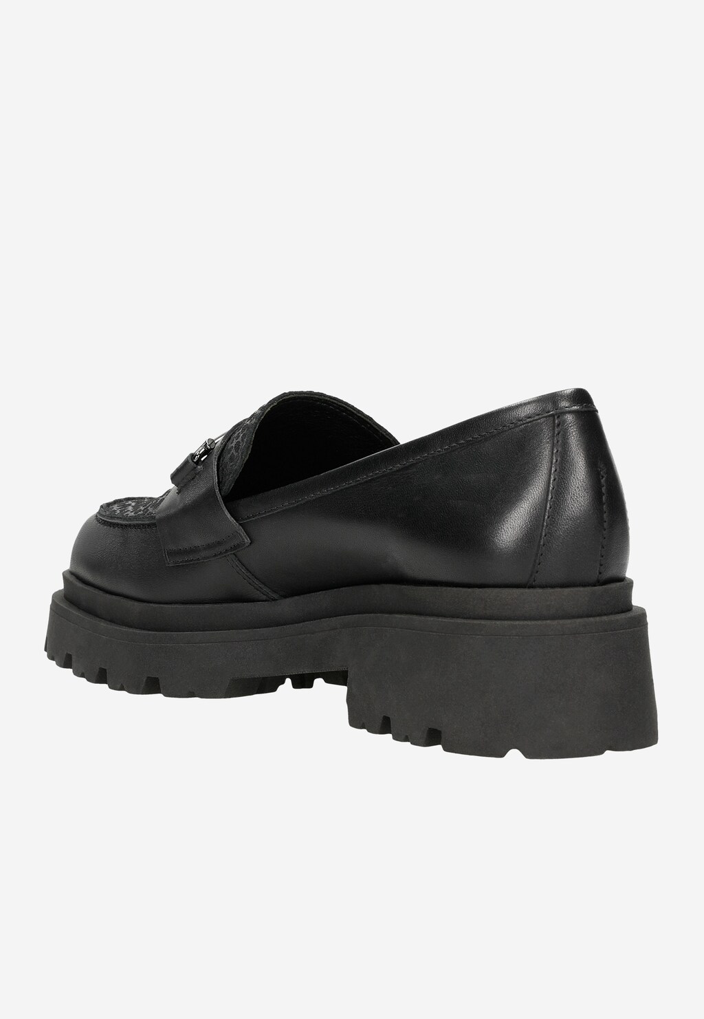 Czarne damskie mokasyny Wojas model 46188-71 z ozdobnym motywem horsebit w cętki, widok z boku. Masywna, ciemna podeszwa z wyraźnym profilem nadaje butom nowoczesny charakter.