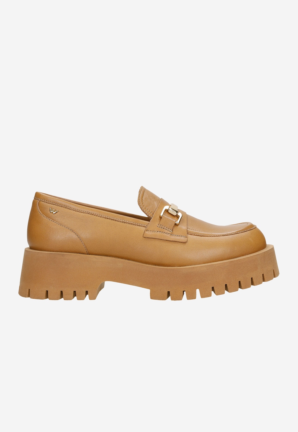 Jasnobrązowe damskie mokasyny Wojas 46198-53 z licowej skóry, widok z boku. Buty wyróżniają się ozdobną metalową klamrą i grubą, profilowaną podeszwą typu track.