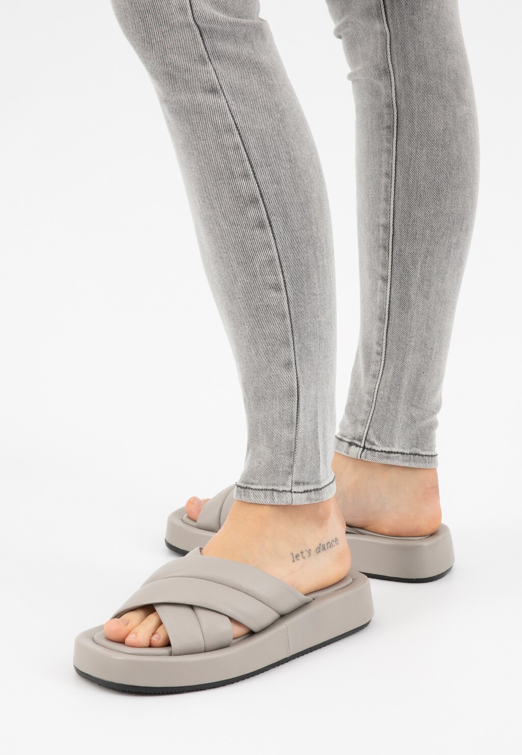 Popielate klapki damskie na platformie 74041-50 Widok 7